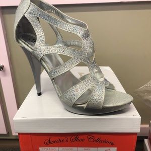 The “Gail” Shoe by Sweeties Shoe Size 10 Silver New in original Box